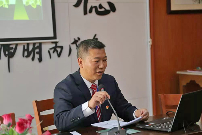 大会主持 ： 谢永中校长