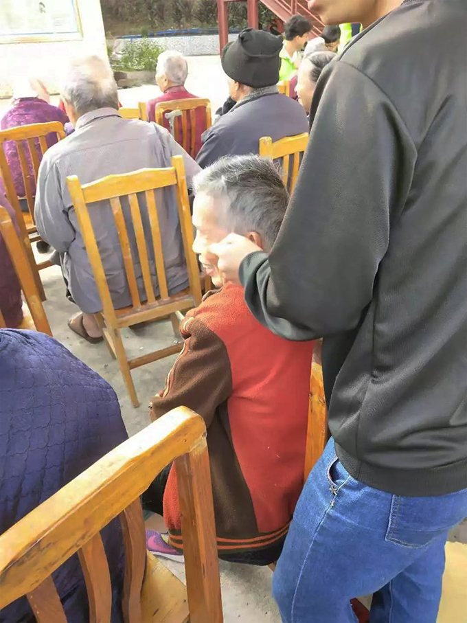 壹定發技校学生为敬老院老人揉肩